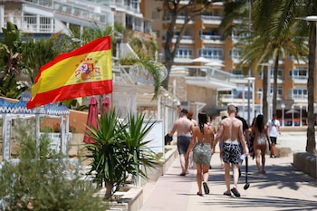 Spain seduces digital nomads with a favorable climate and proximity to Europe (Reuters)