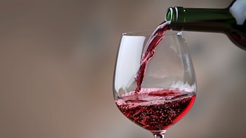 Some studies have suggested that moderate alcohol consumption, especially red wine, could have benefits for cardiovascular health, but today the evidence is considered inconclusive (Illustrative Image Infobae)