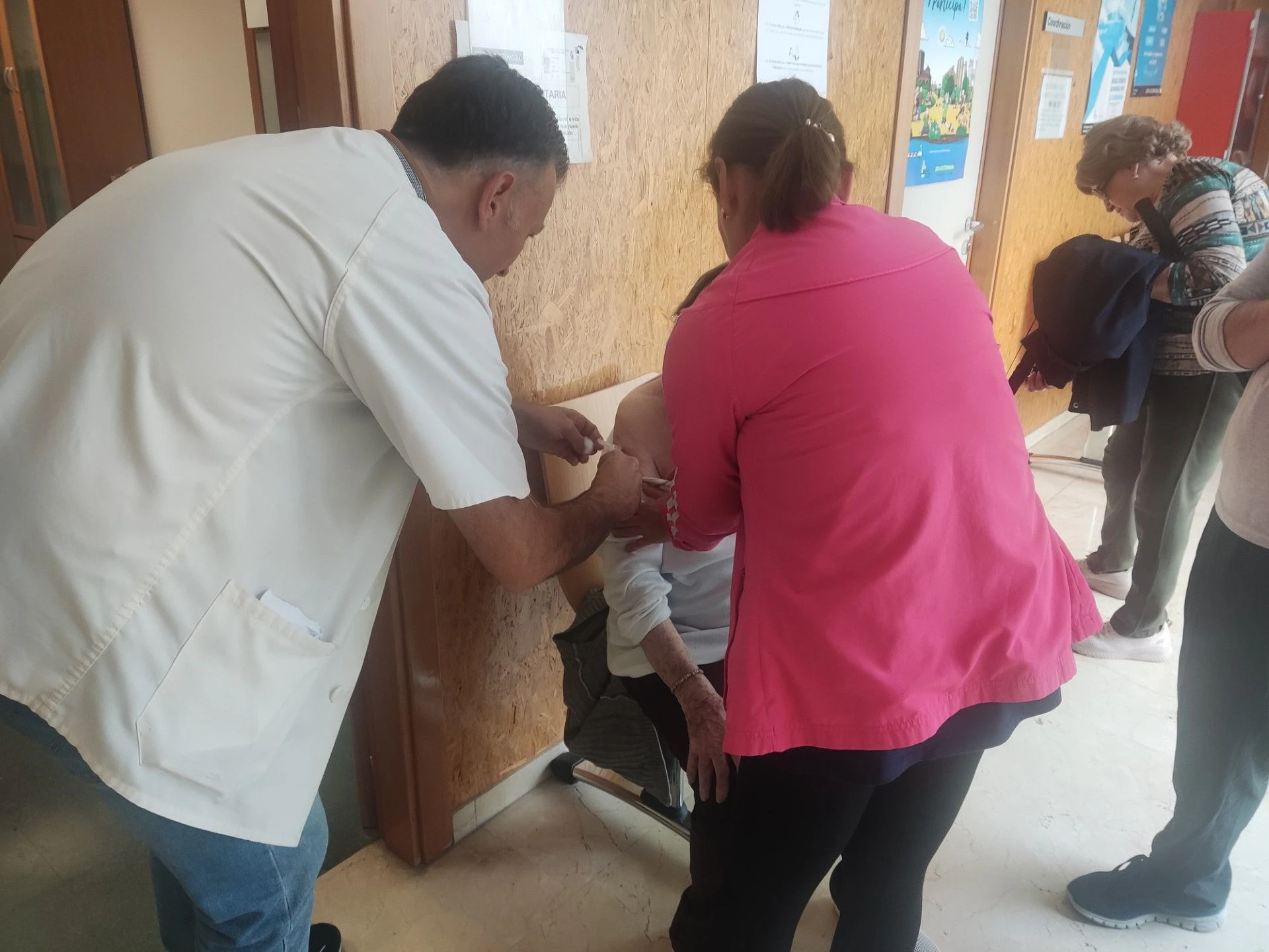 Seniors getting vaccinated against flu and covid yesterday at the Guareña Health Center.