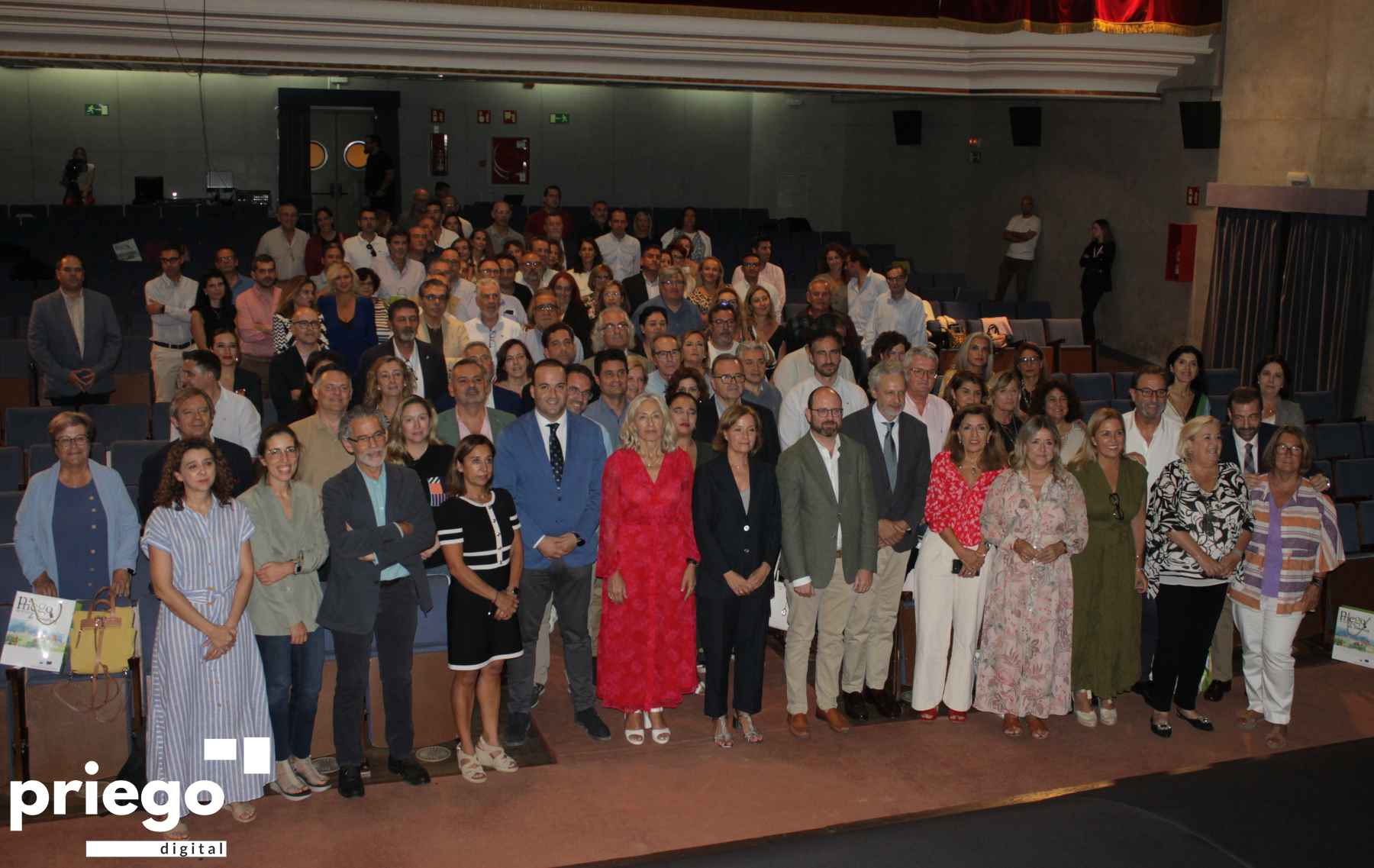 Hernández, in the center, with the participants in the event held in Priego.