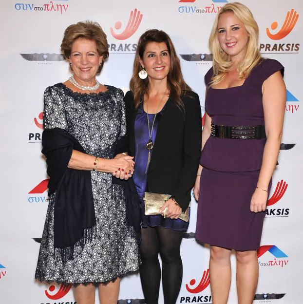 Teodroa of Greece, with her mother, Princess Ana María of Denmark, and actress Nia Vardalos, performer of the saga 'My Big Fat Greek Wedding'.