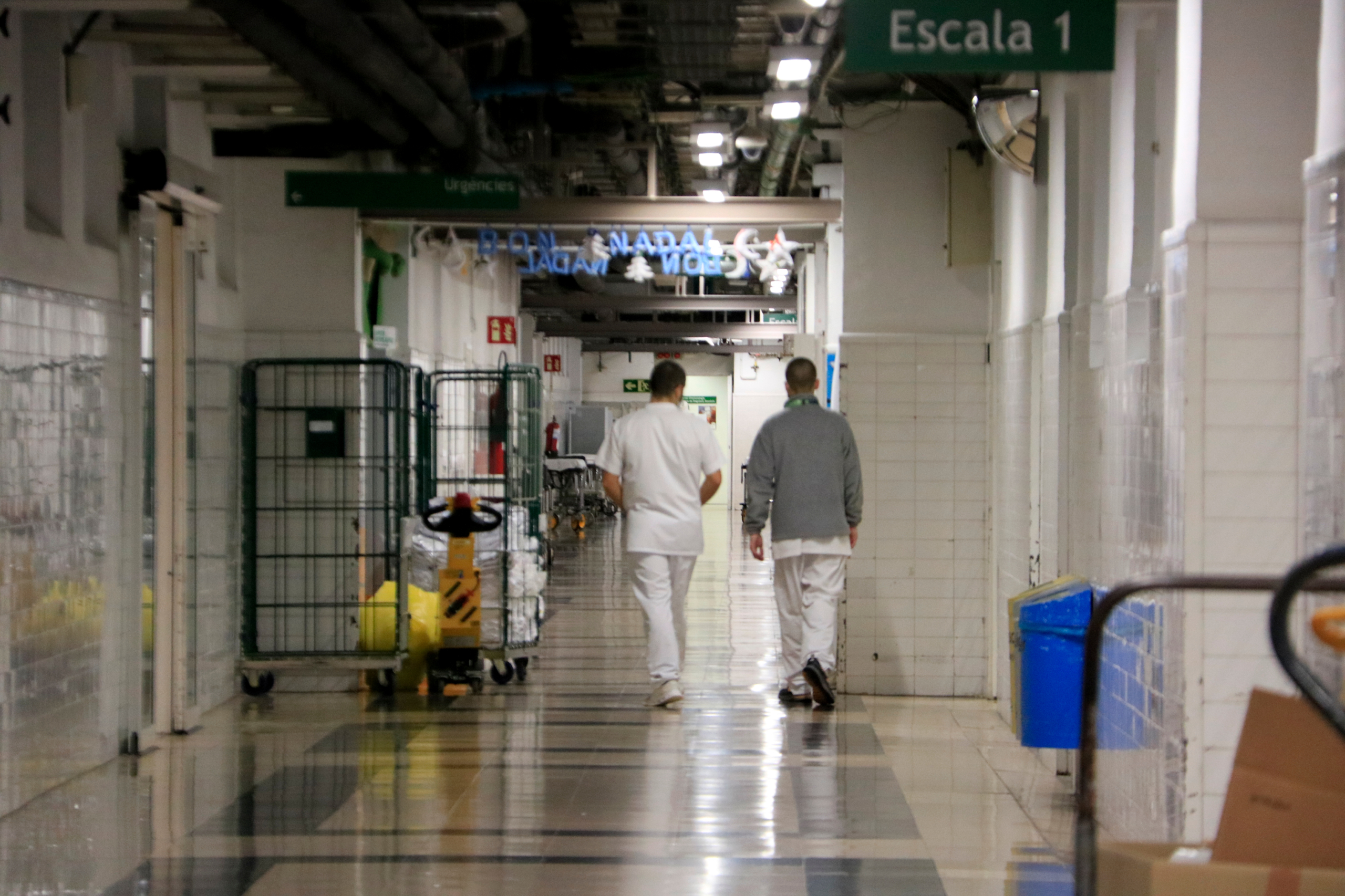 Two healthcare workers walking through one of the corridors of the Barcelona Clinical Hospital / Laura Fíguls (ACN)